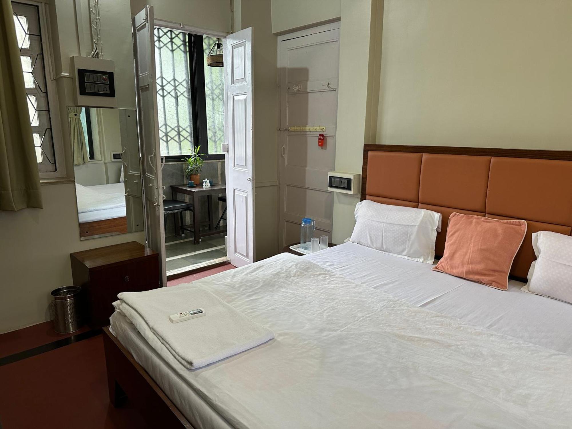 Apartment Spacious 2 Bhk With Balcony In Bandra *