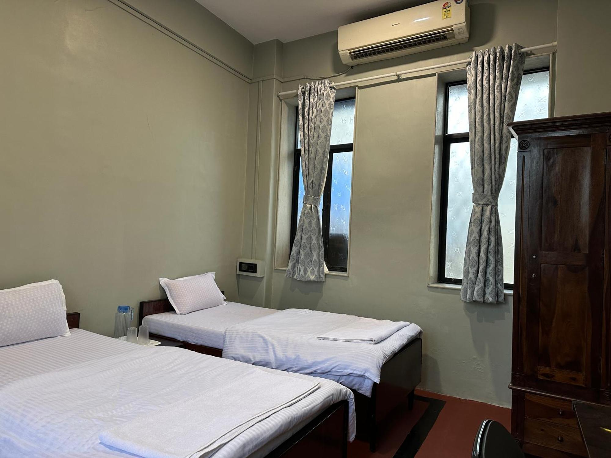 Spacious 2 Bhk With Balcony In Bandra *