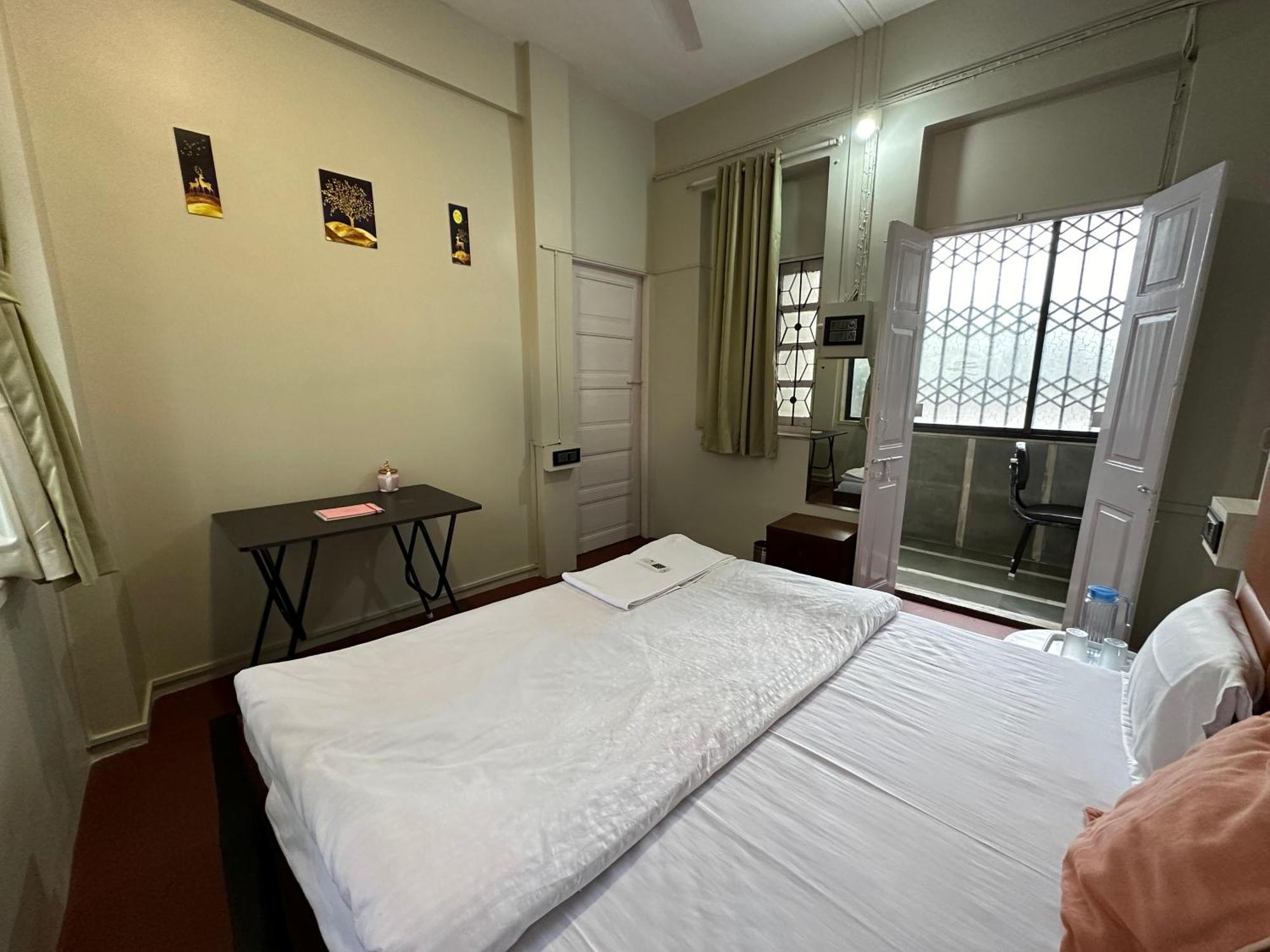 Spacious 2 Bhk With Balcony In Bandra *