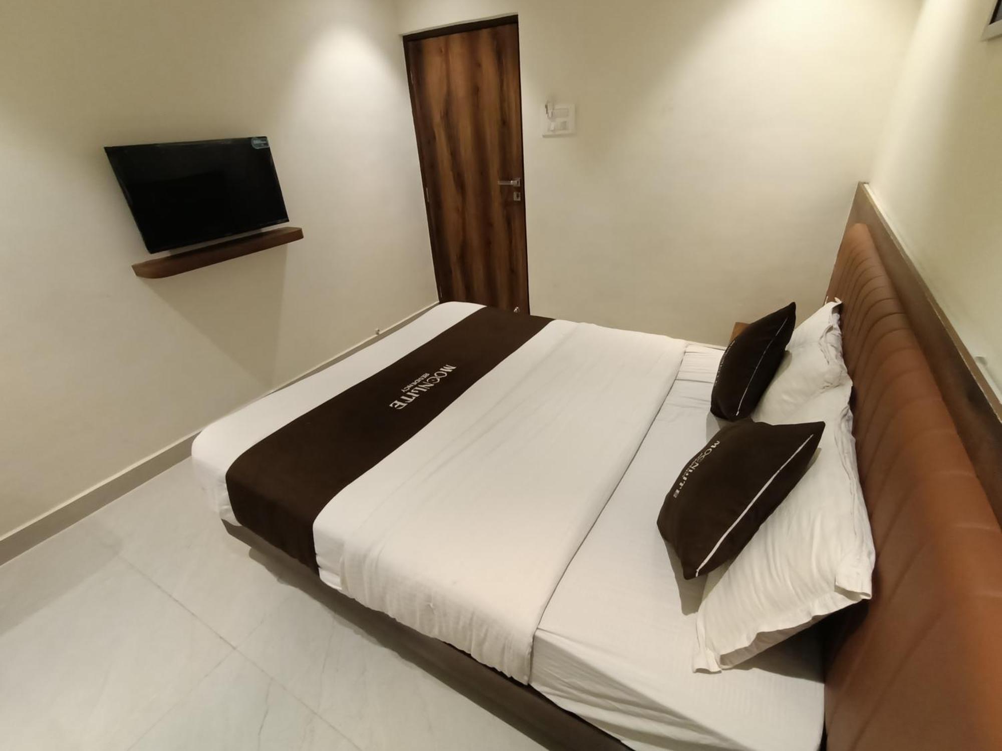Moon Lite Residency - Marve Road Malad West - Premium Couple Friendly 2*