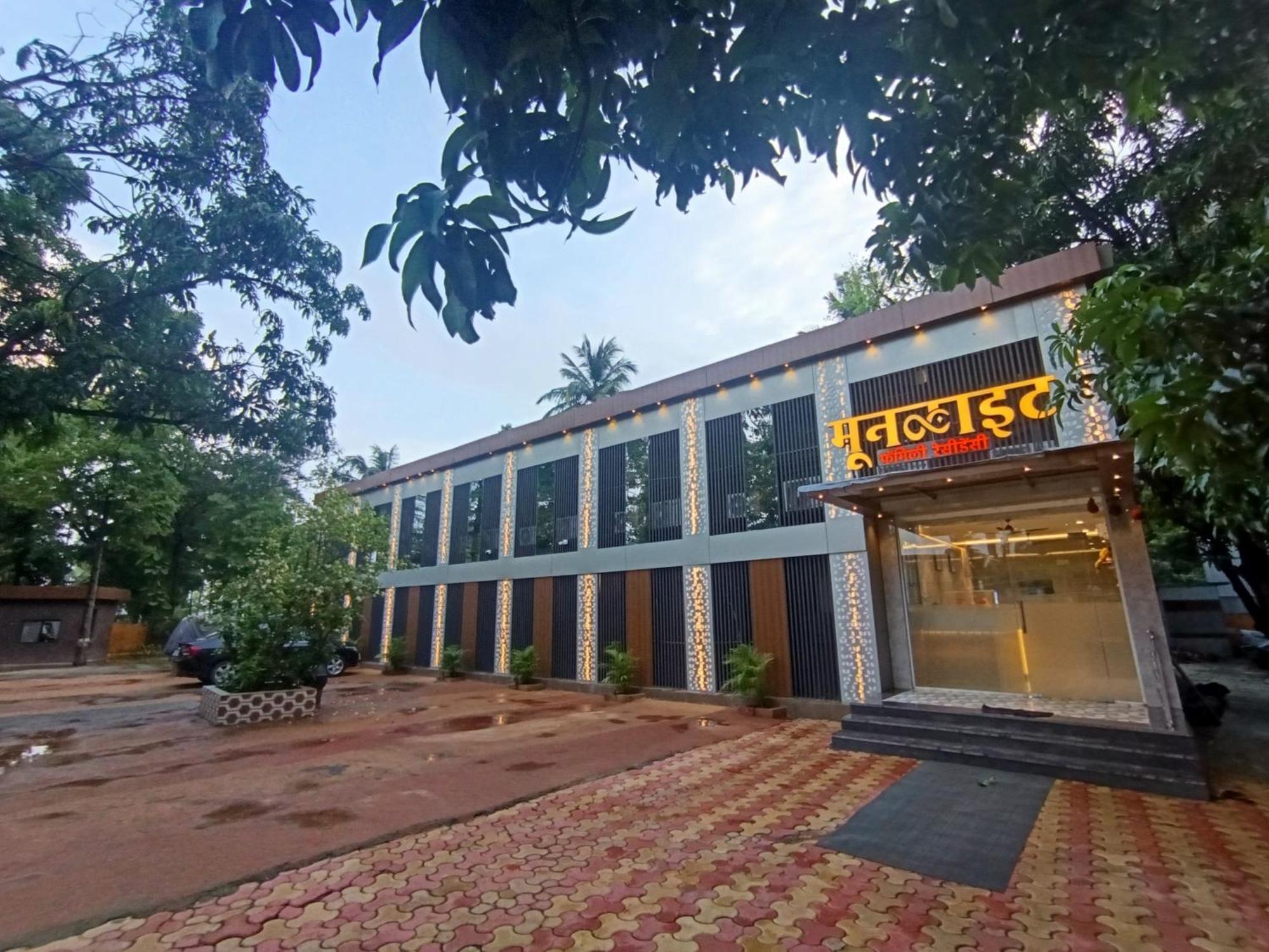 Moon Lite Residency - Marve Road Malad West - Premium Couple Friendly Hotel