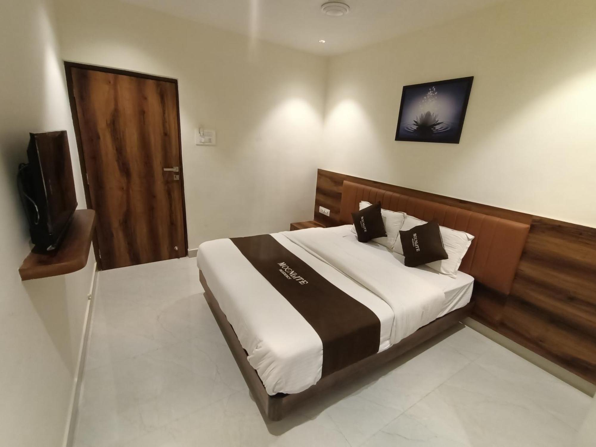 Moon Lite Residency - Marve Road Malad West - Premium Couple Friendly 2*