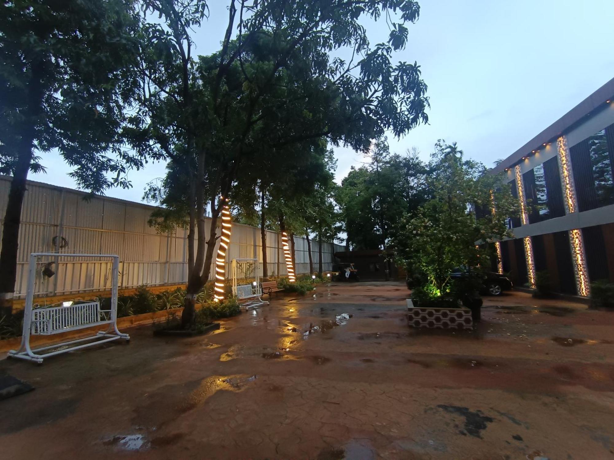 Moon Lite Residency - Marve Road Malad West - Premium Couple Friendly Hotel