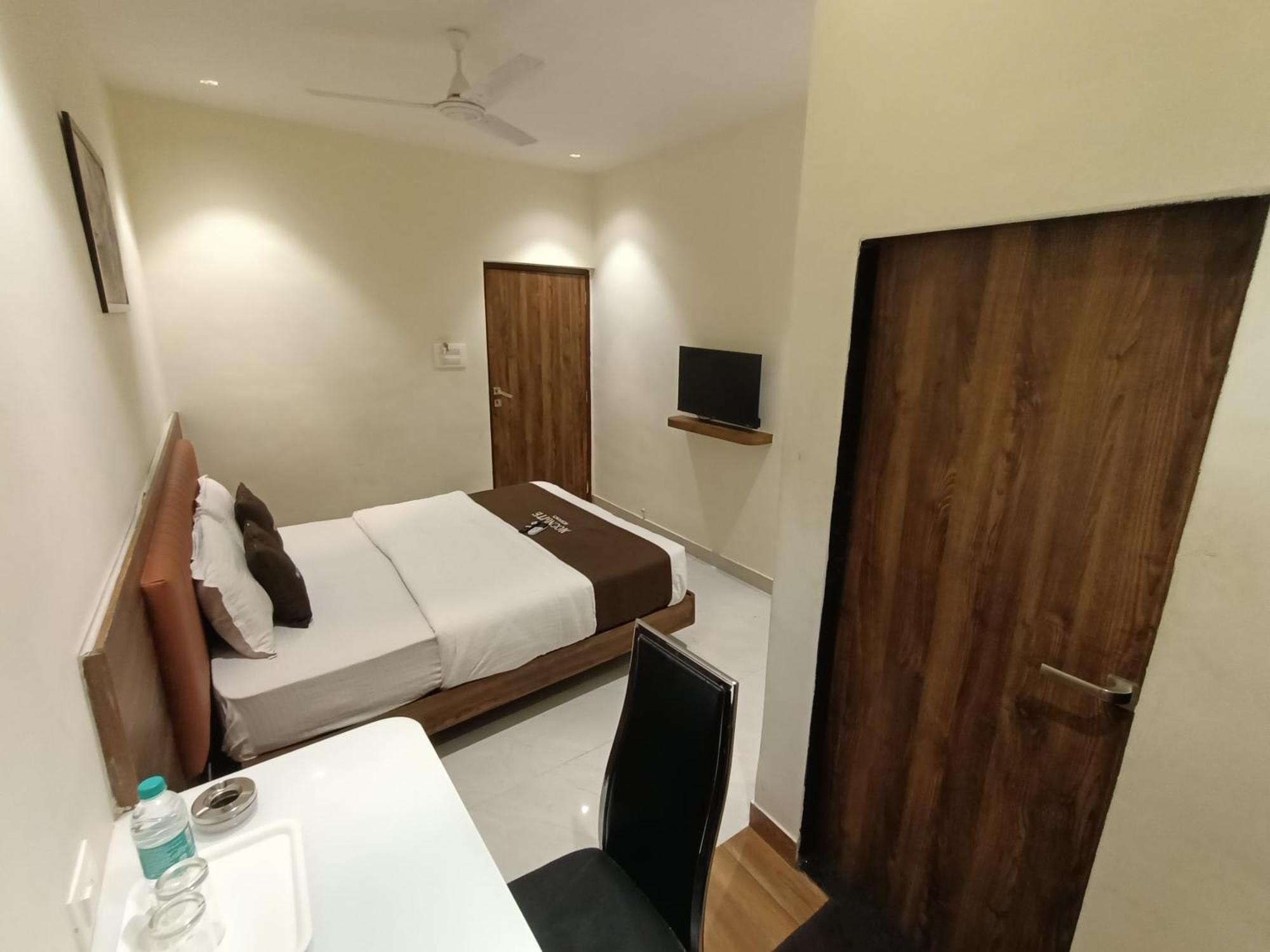 Hotel Moon Lite Residency - Marve Road Malad West - Premium Couple Friendly 2*