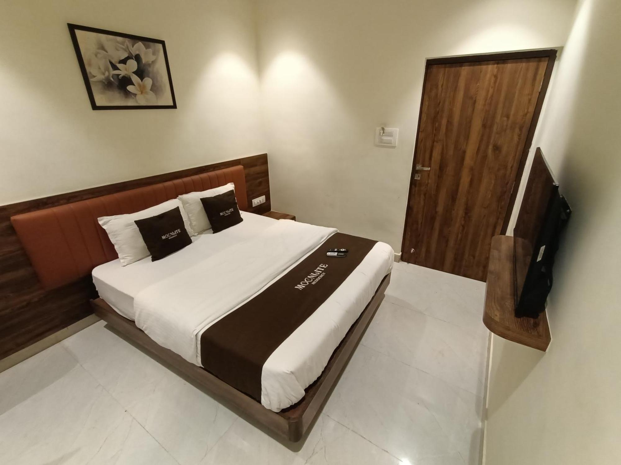 Hotel Moon Lite Residency - Marve Road Malad West - Premium Couple Friendly Mumbai