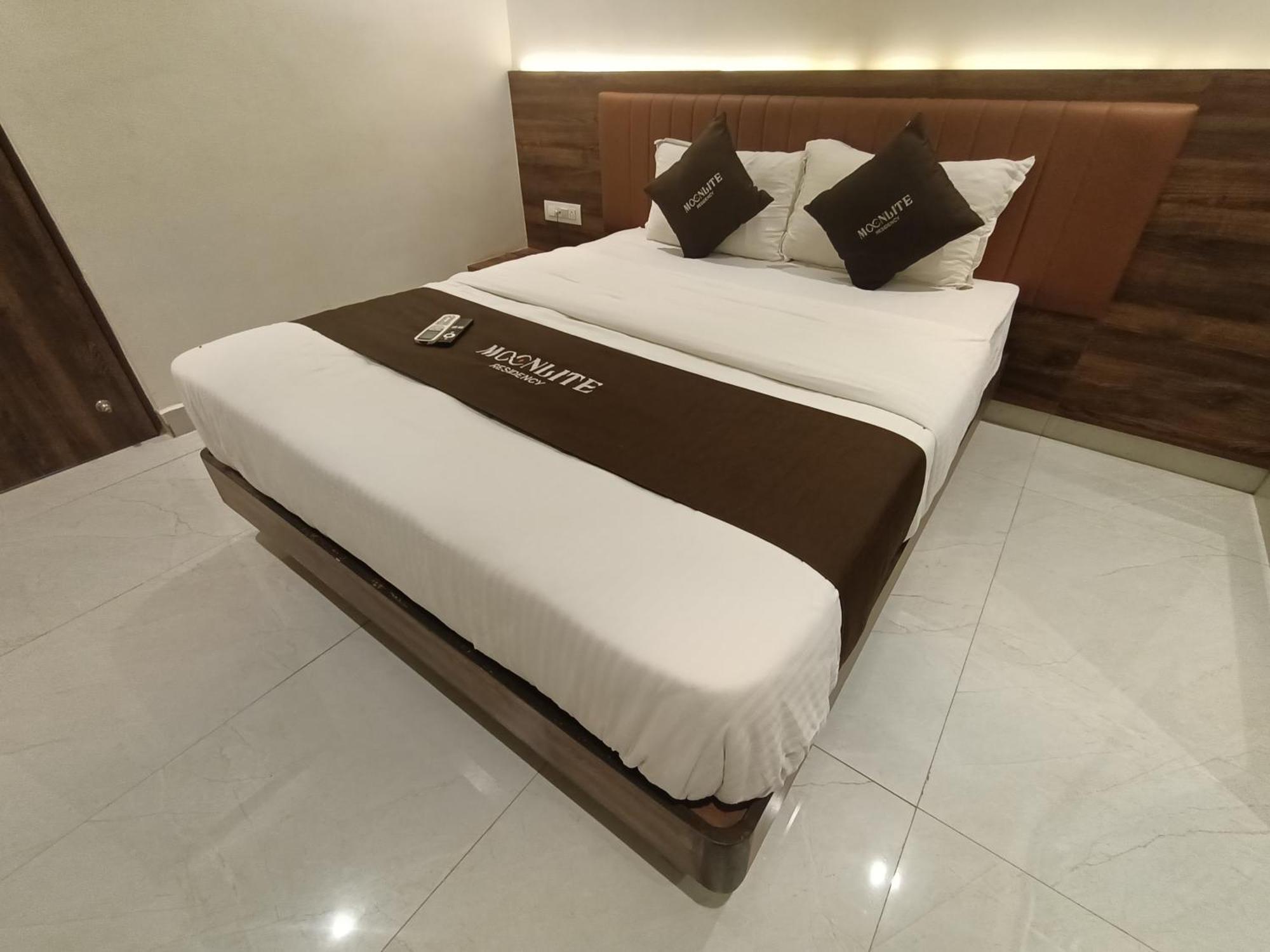 Moon Lite Residency - Marve Road Malad West - Premium Couple Friendly Hotel