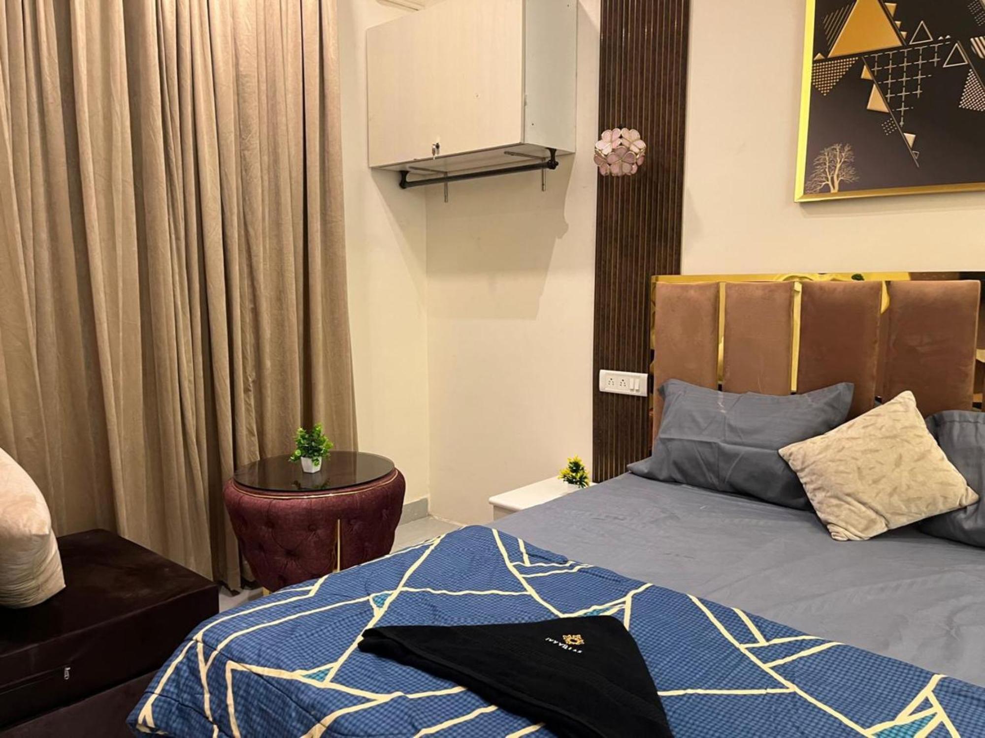 Ivy Splendour Private B, Oshiwara