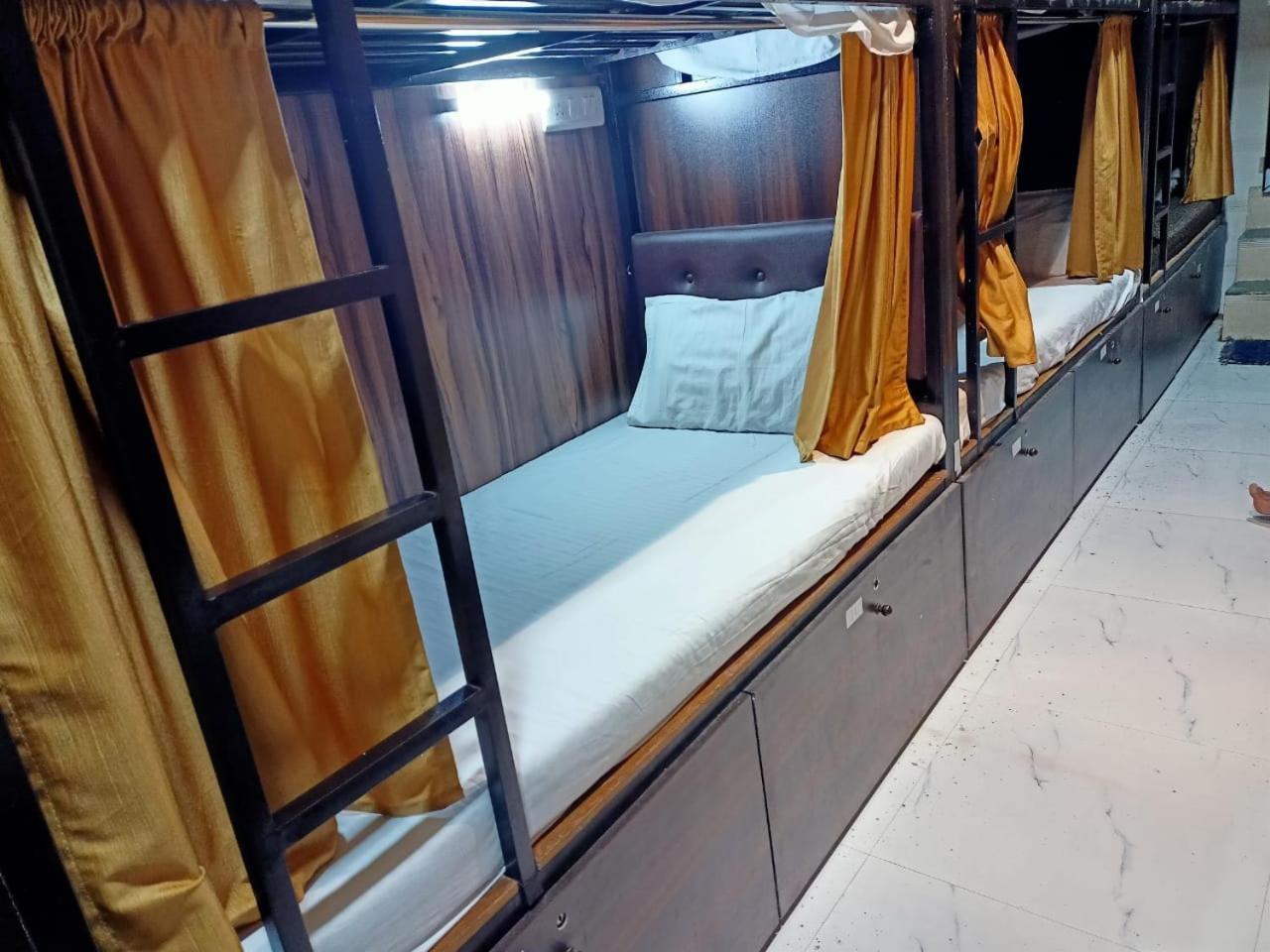 Golden View Dormitory New Guest house Mumbai