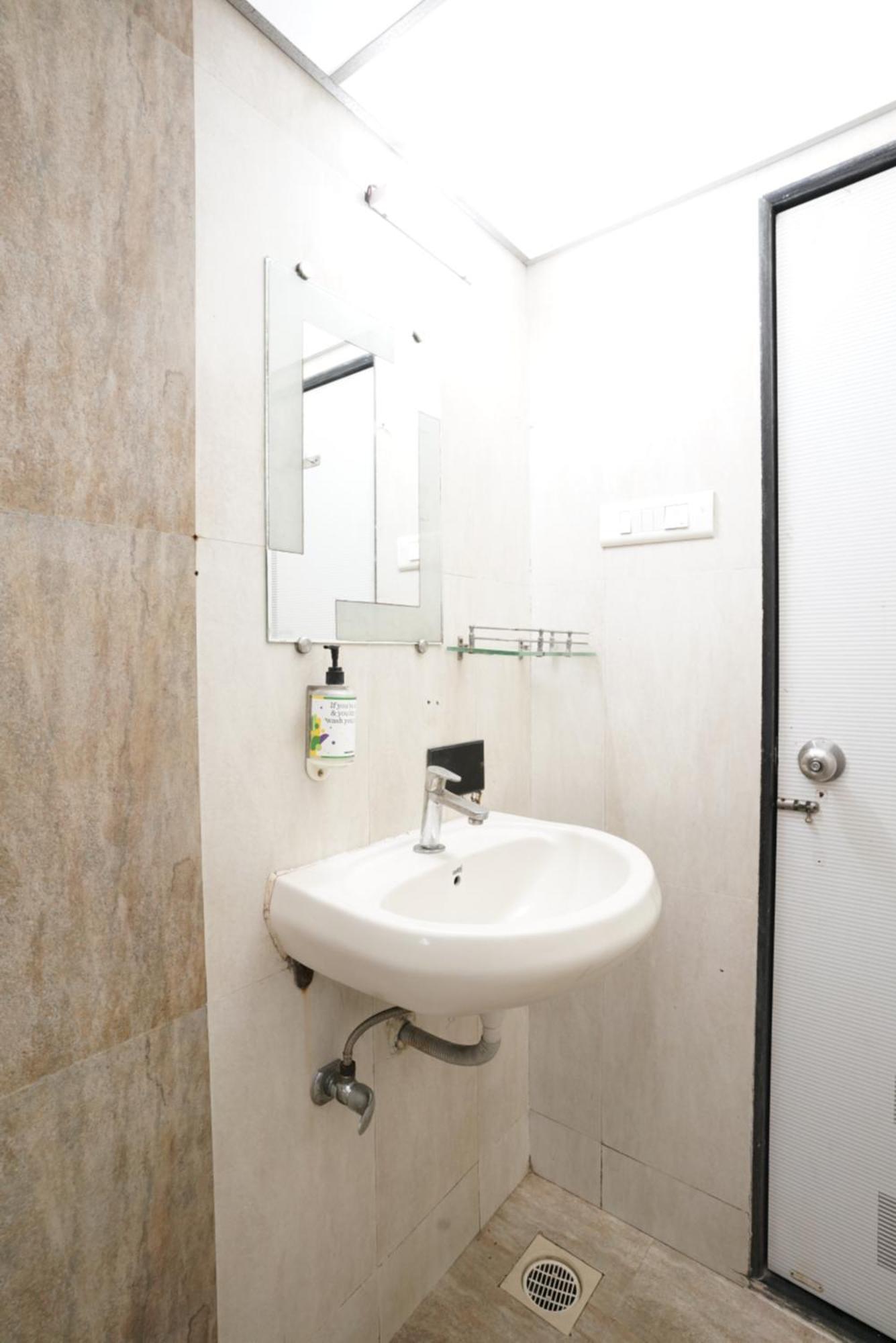 Hotel Grand Corp Inn, Near Nesco Exhibition Center Bombaim