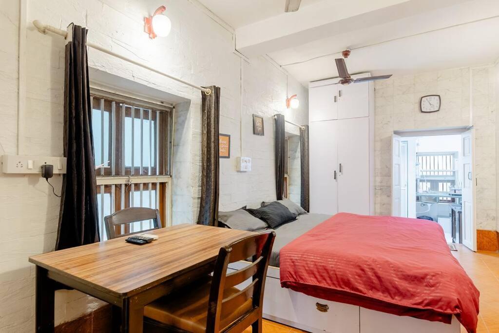 Cozy Pali Hill Bandra West