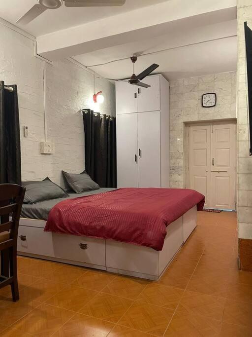 Cozy Pali Hill Bandra West *