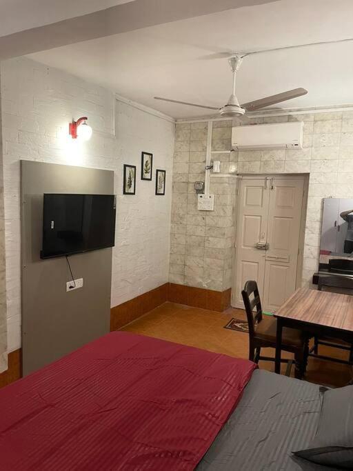 Cozy Pali Hill Bandra West