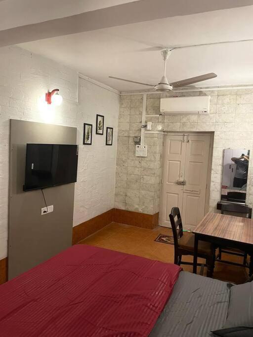 Cozy Pali Hill Bandra West