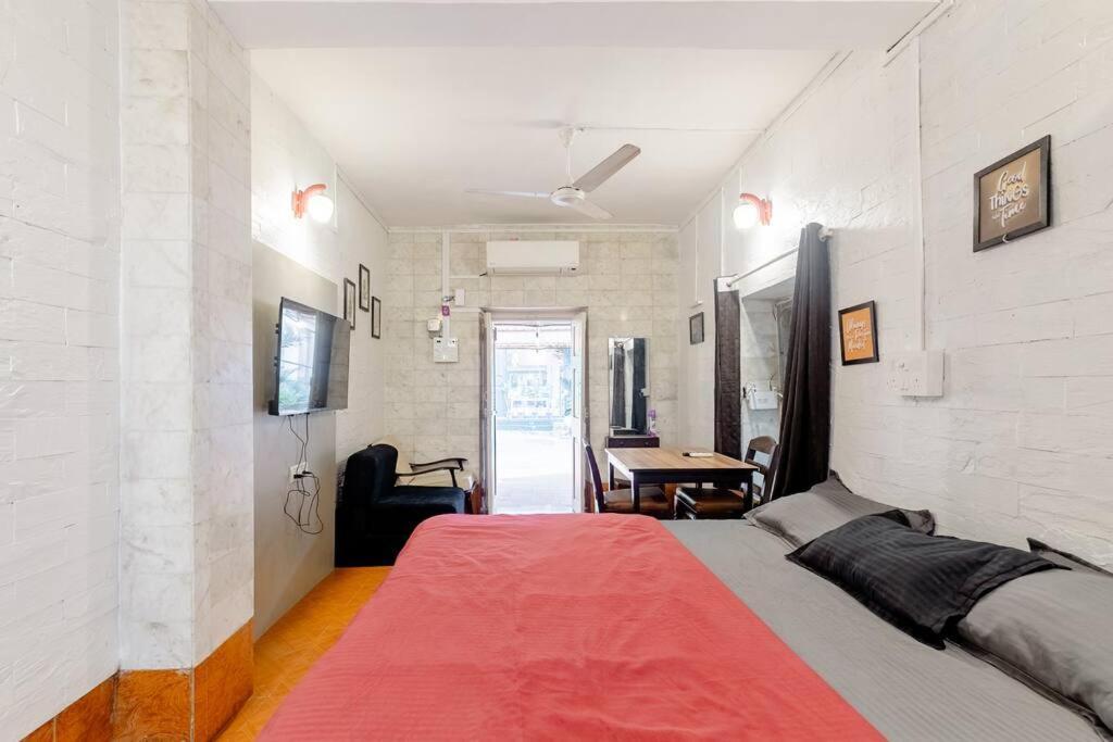 Cozy Pali Hill Bandra West Apartment *