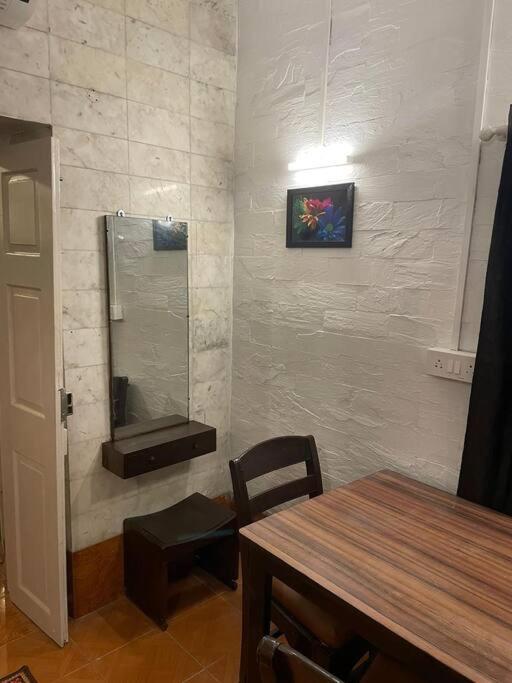 Cozy Pali Hill Bandra West Apartment *