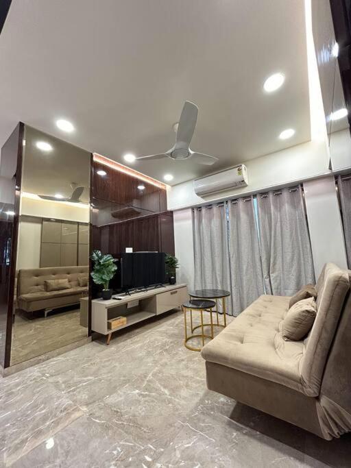 Apartment Downtown 1bhk In Mahalaxmi 602 *