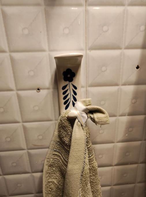 Slow Living At Bohemian Blue Door Near Atal Setu Apartment