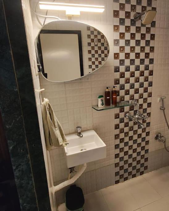Apartment Slow Living At Bohemian Blue Door Near Atal Setu Mumbai