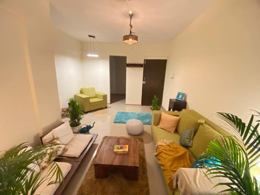Slow Living At Bohemian Blue Door Near Atal Setu *