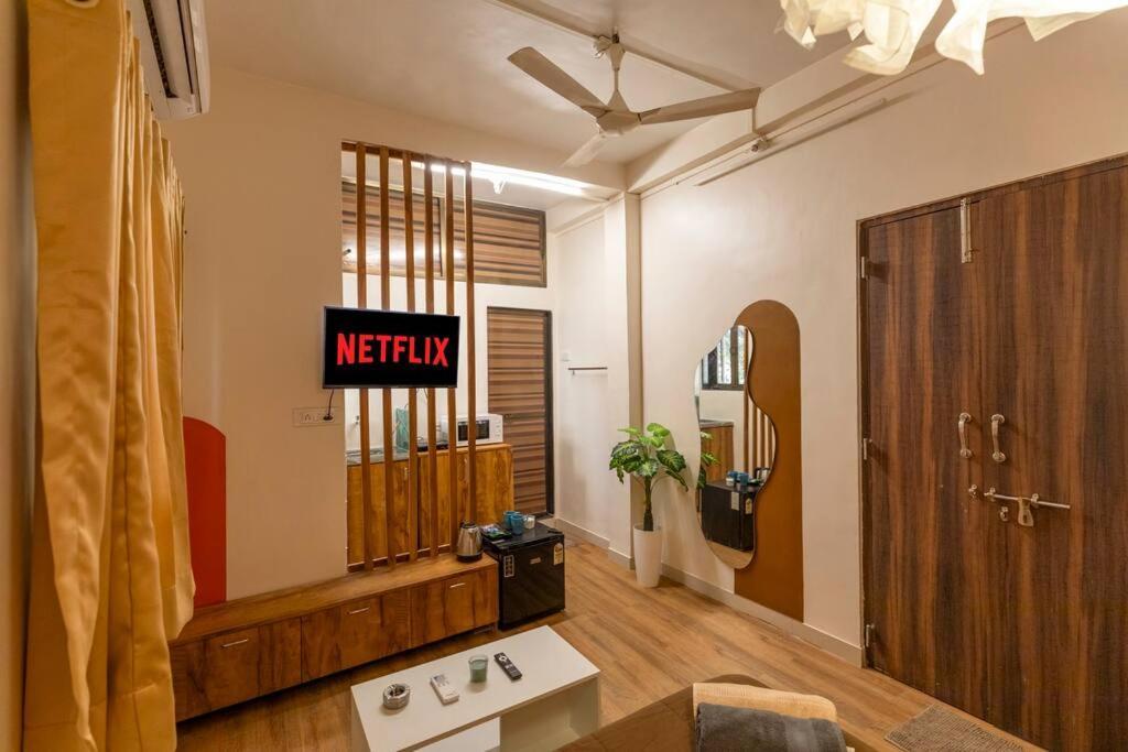 Artistic Studio Near The Sea Apartment Mumbai