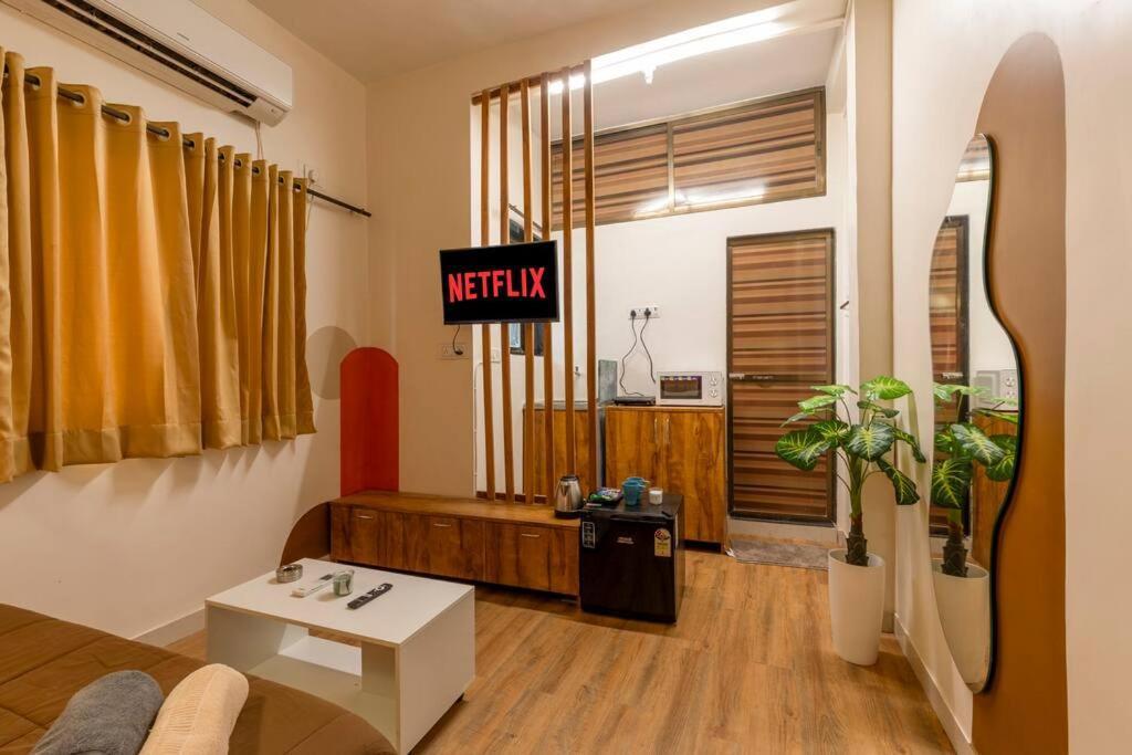 Apartment Artistic Studio Near The Sea Mumbai
