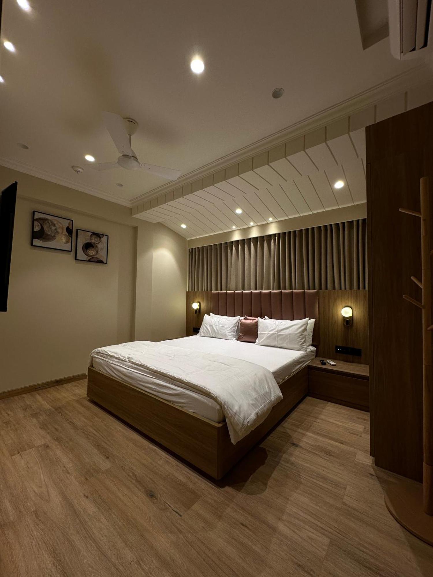 Rudraya Homes - Cozy Premium Serviced Khar - Next To Bandra Mumbai