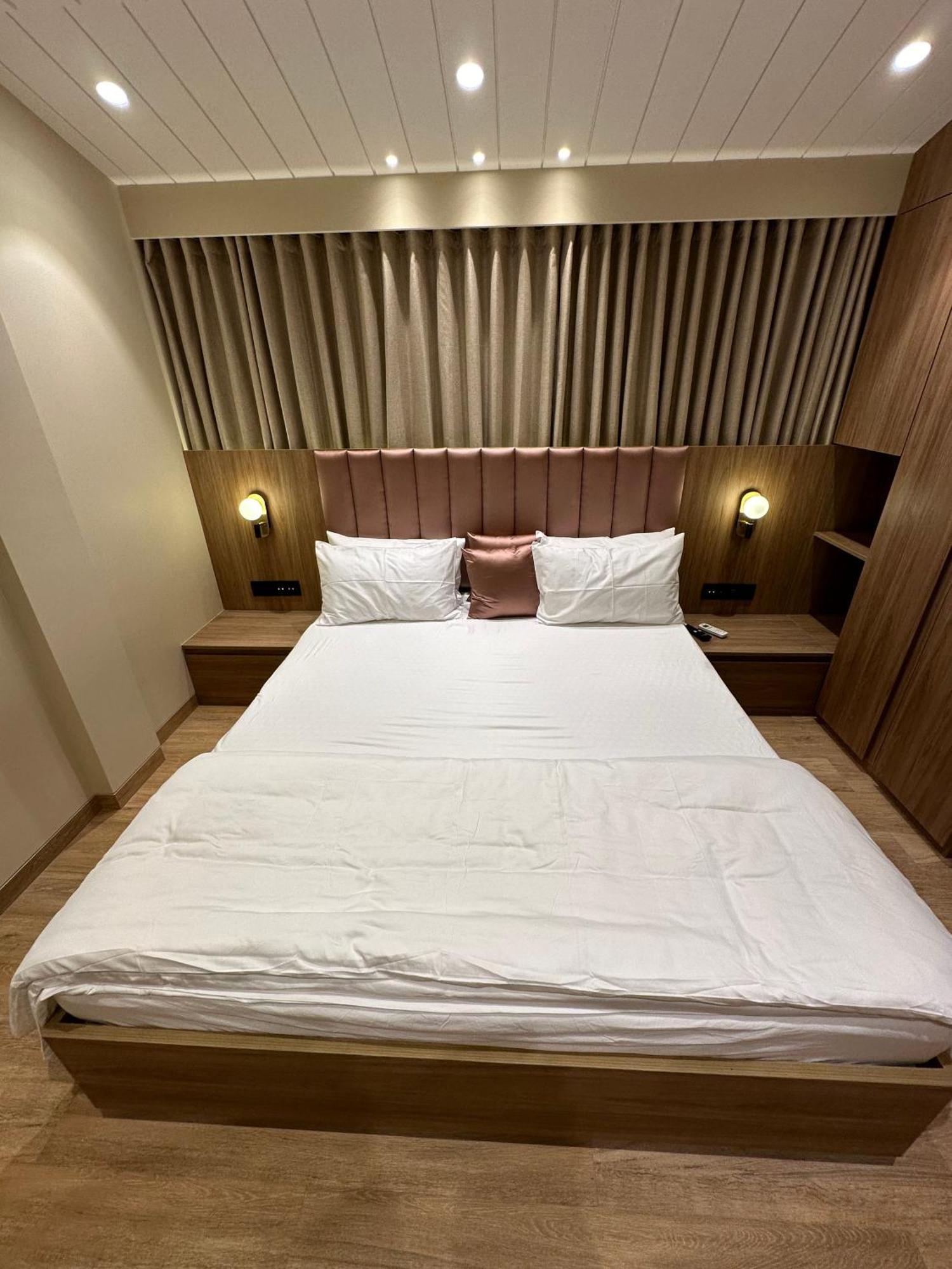 Rudraya Homes - Cozy Premium Serviced Khar - Next To Bandra Apartment *