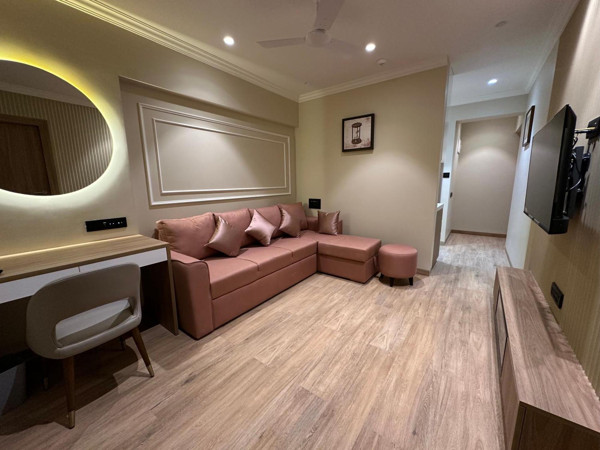 Rudraya Homes - Cozy Premium Serviced Khar - Next To Bandra Apartment Mumbai