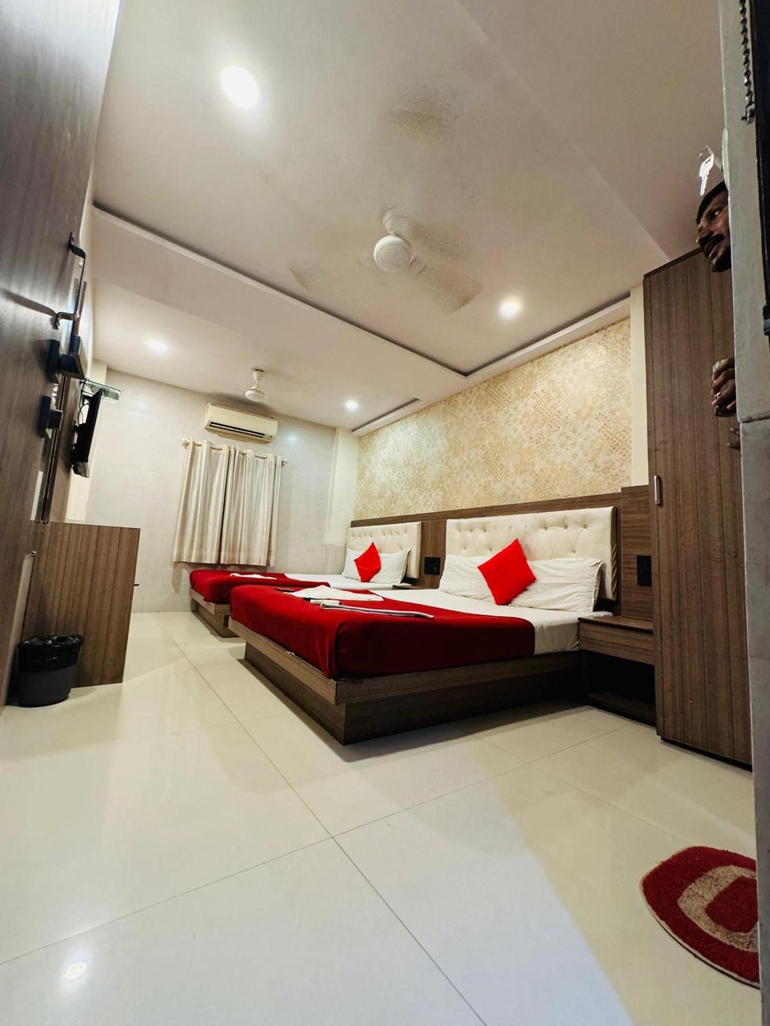Hotel Atlas Grand Andheri East 3*