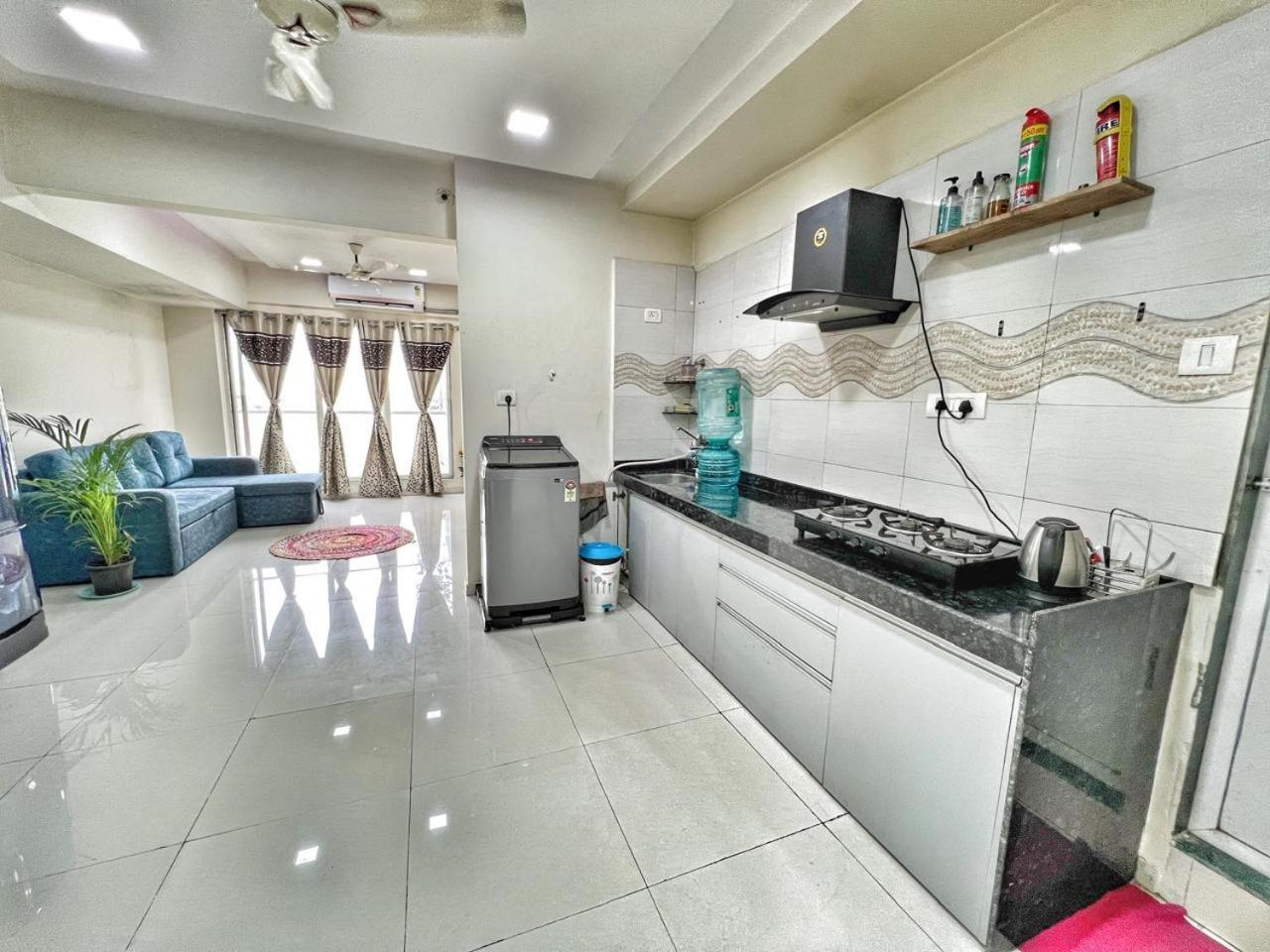 Apartment 1 Bhk Near Kokilaben Ambani Hospital