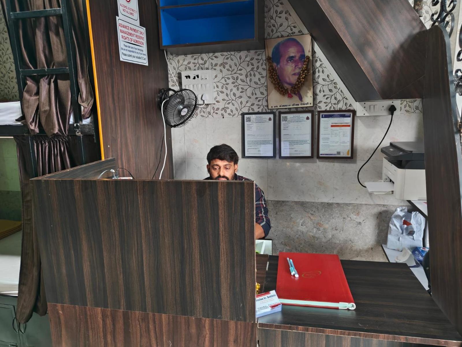 Hostel Rameshwar - Parle Highway