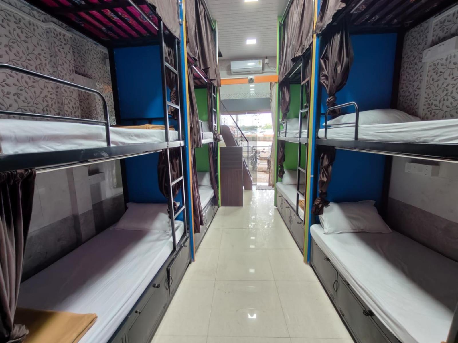 Hostel Rameshwar - Parle Highway