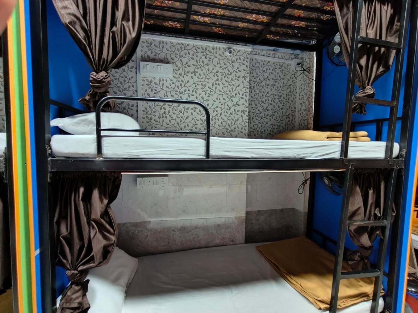 Hostel Rameshwar - Parle Highway *