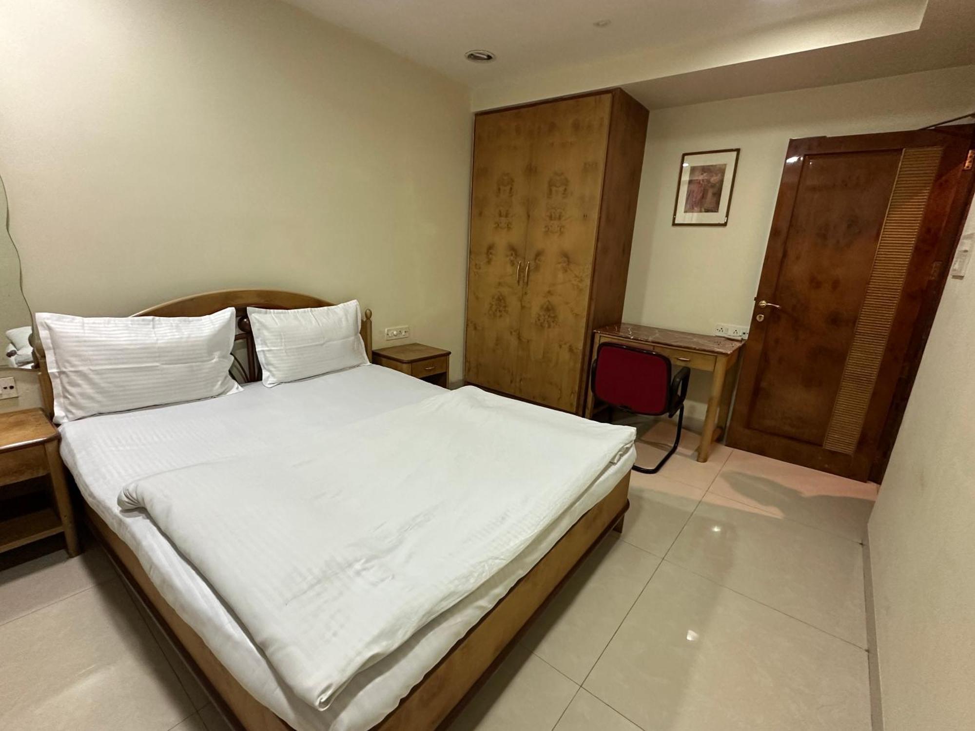1 Bed Hall At Jvpd Juhu * Mumbai