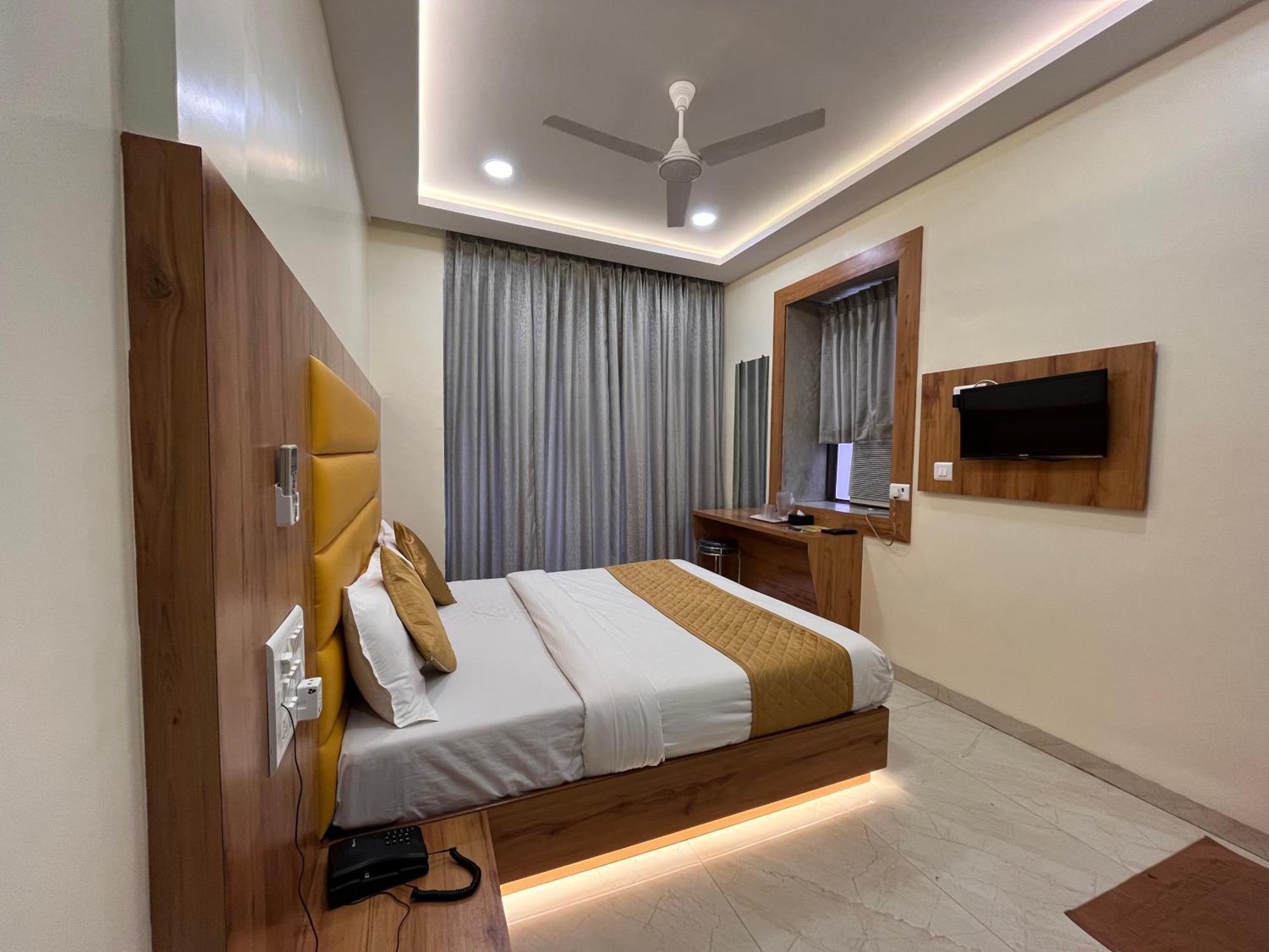 National - Grant Road Hotel Bombaim
