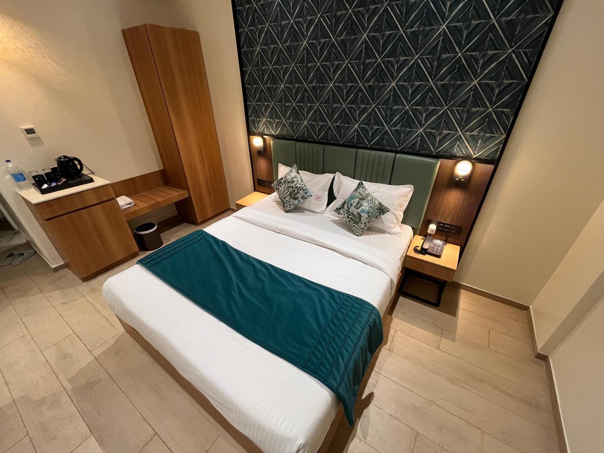 Hotel Esquire Near Bkc