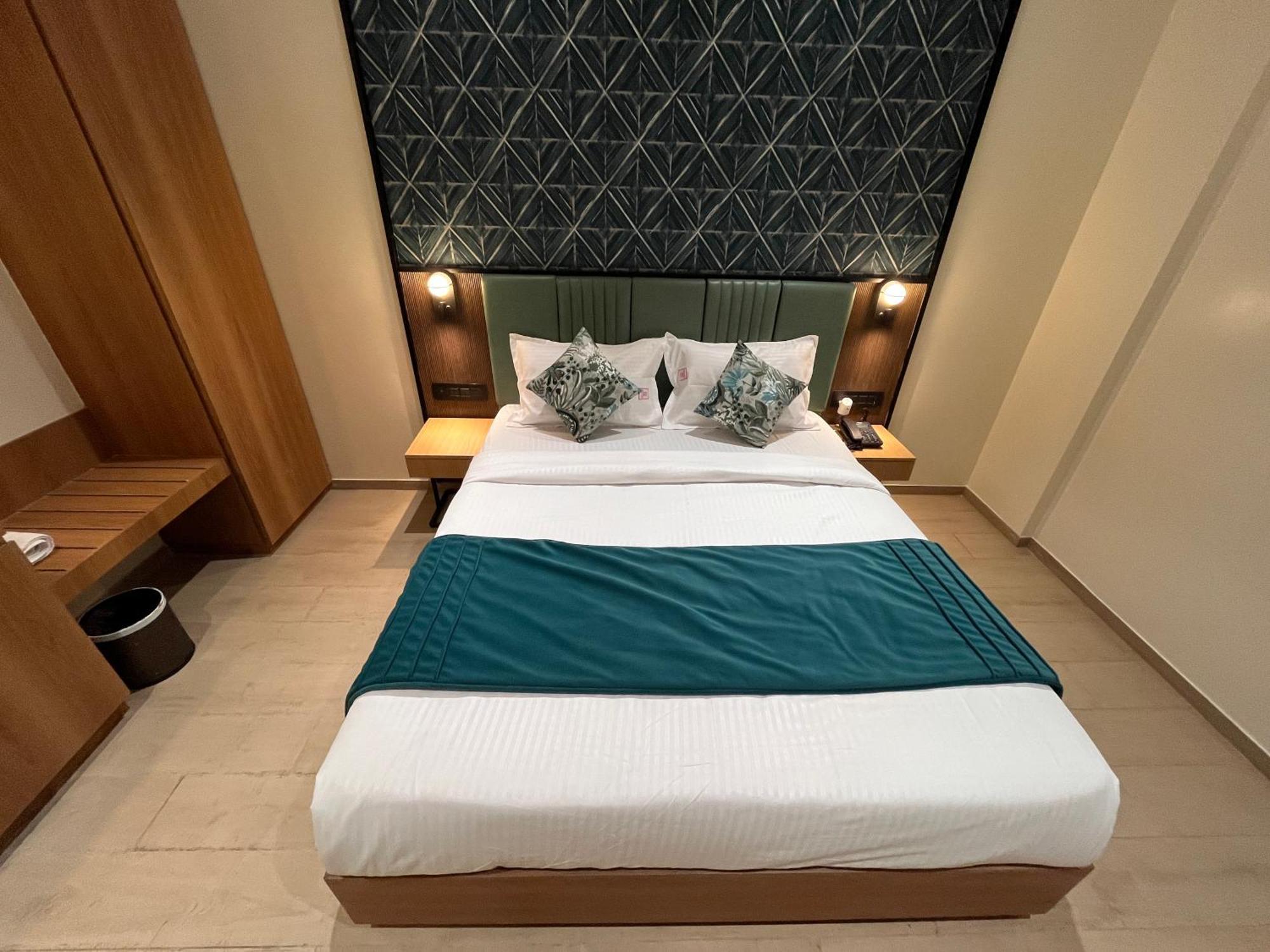 Hotel Esquire Near Bkc