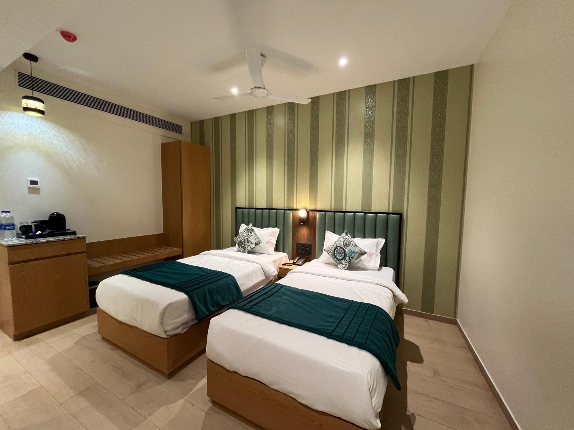 Hotel Esquire Near Bkc 3*