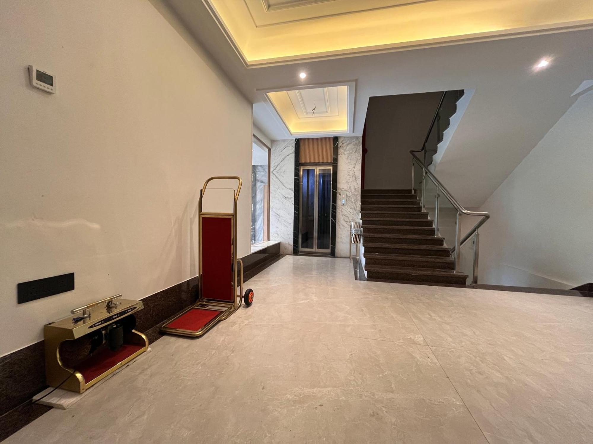 Esquire Near Bkc Hotel