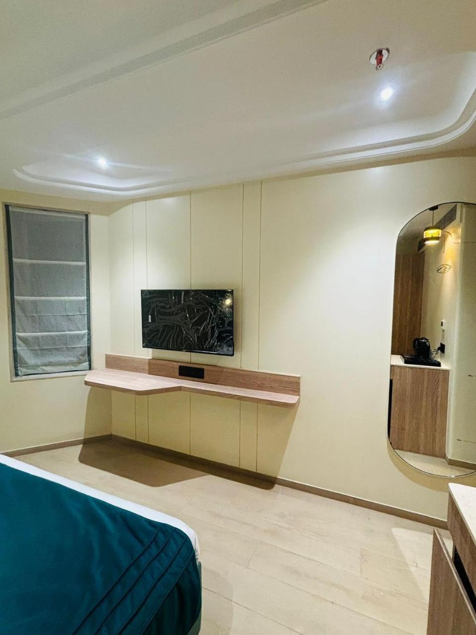 Hotel Esquire Near Bkc 3*