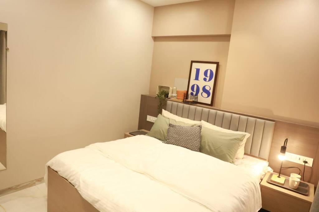 Apartment Downtown 2 And Half Bhk Appt Mahalaxmi, 1201
