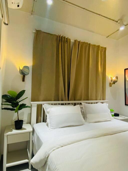 Vera 1bhk Bandra W By The Company Bombaim