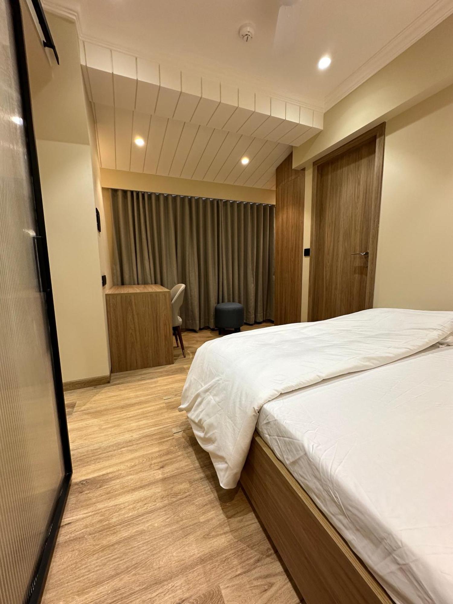 Rudraya Homes - Cozy Premium Serviced Khar - Next To Bandra * Mumbai