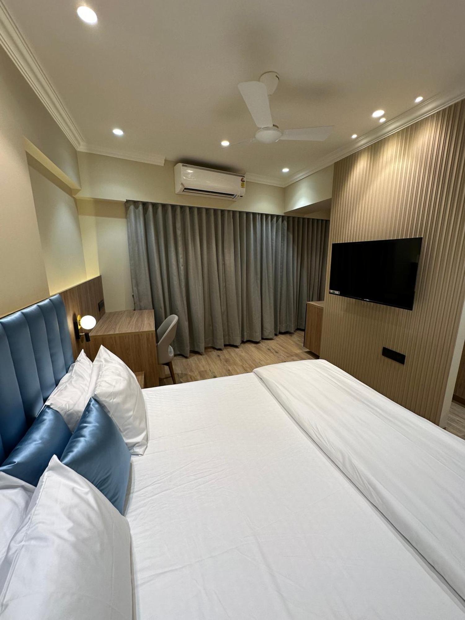 Rudraya Homes - Cozy Premium Serviced Khar - Next To Bandra Apartment