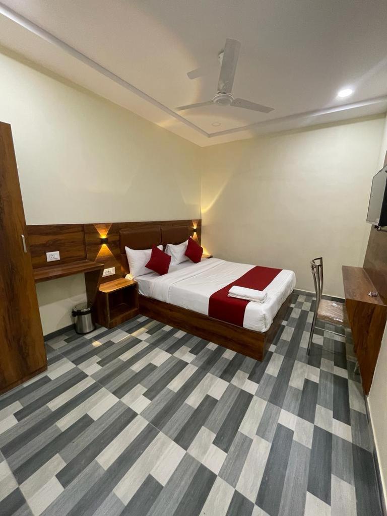 Hotel Glitz Golden Sands - Nr Asalpha Metro Station Mumbai