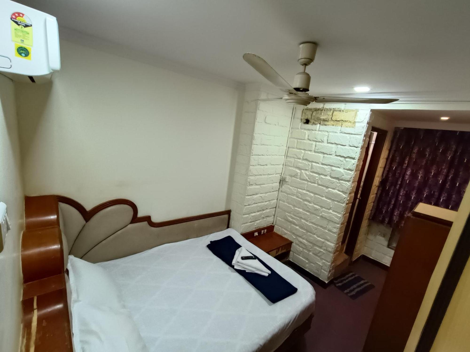 Hotel Platinum Residency Colaba 2*
