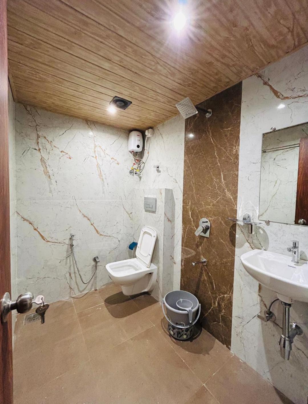 Le West Near Exhibition Center Hotel