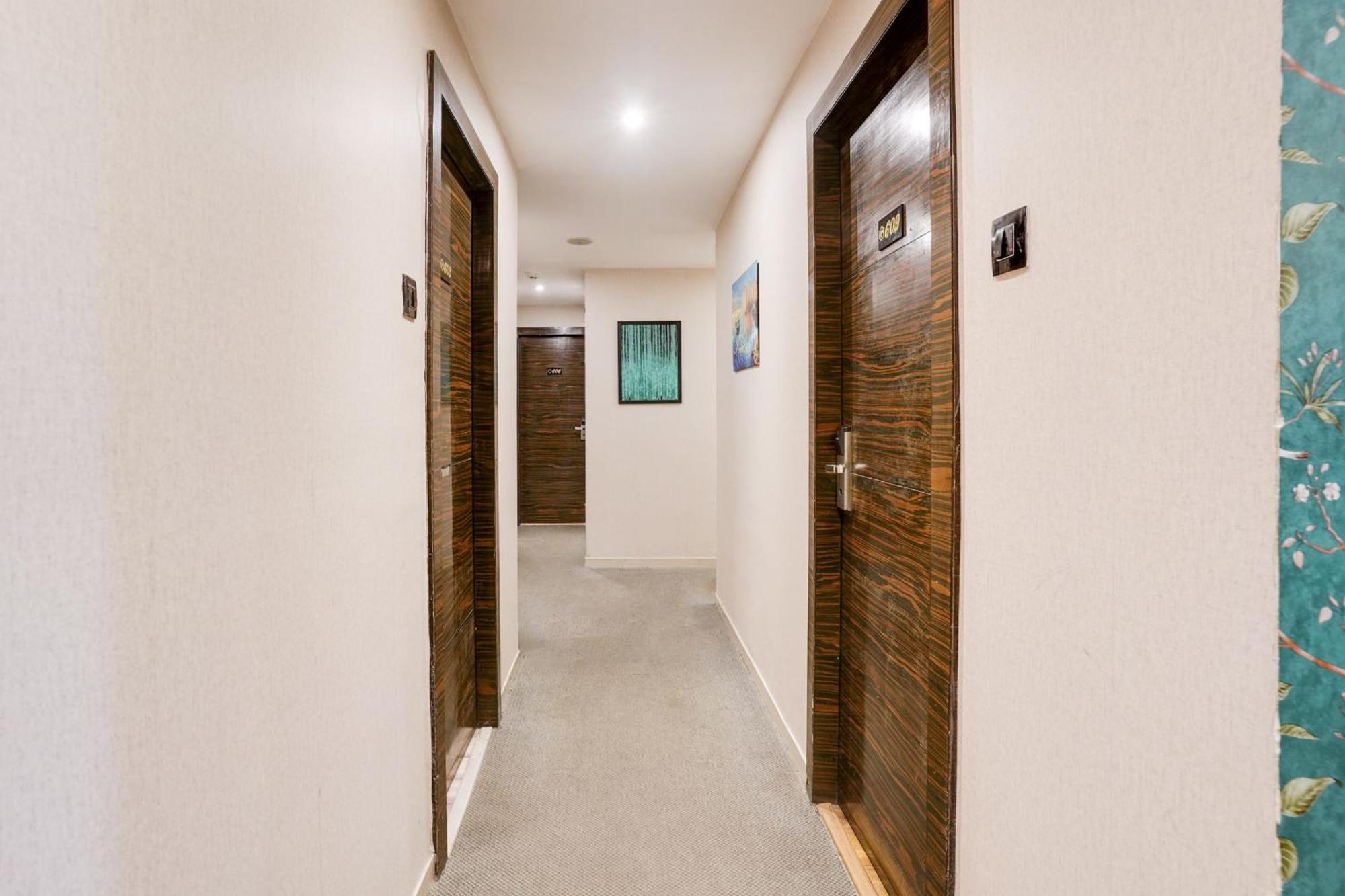 Hotel Super Collection O Andheri Near Western Express Highway