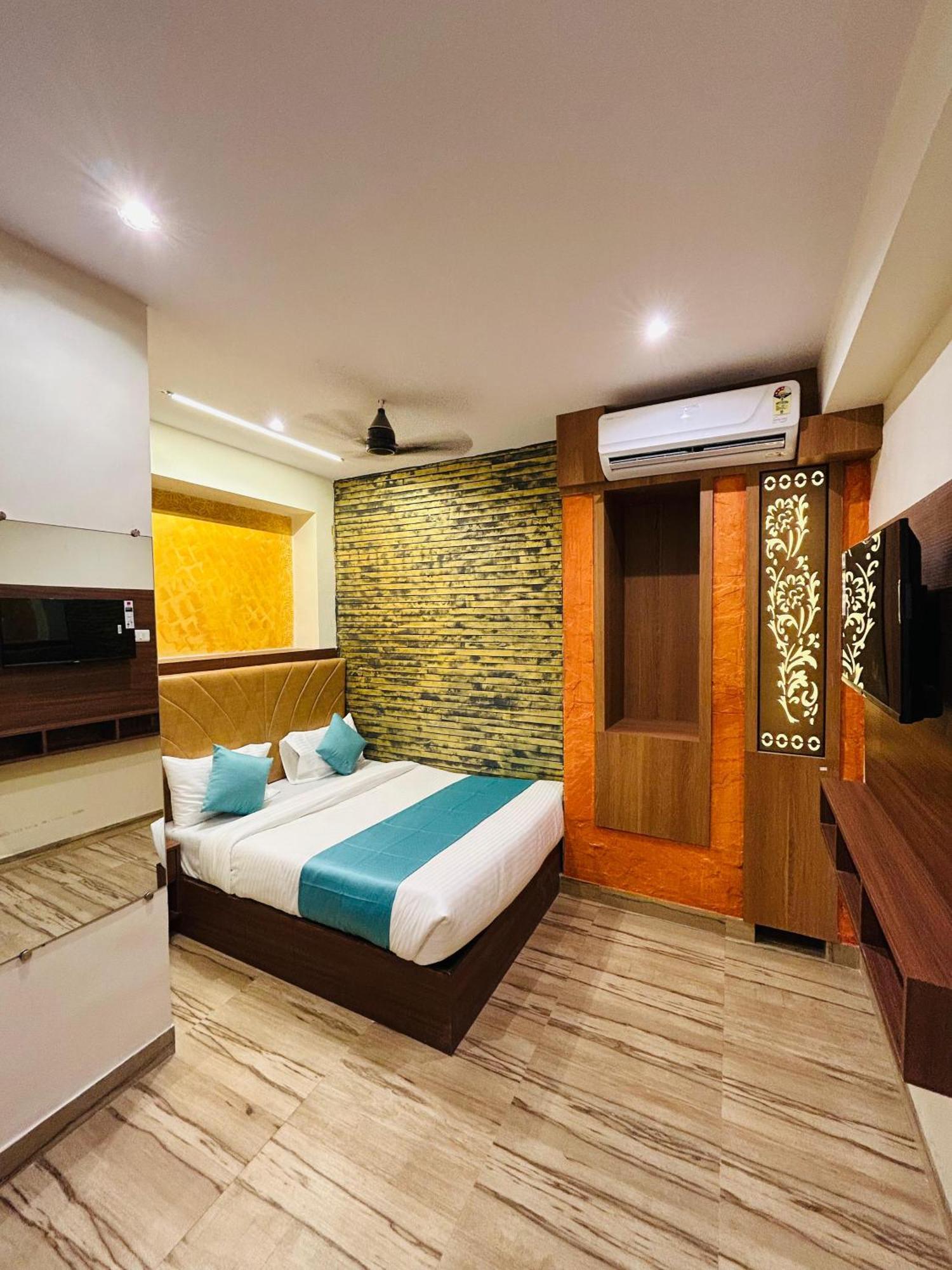 Hotel Le West Near Exhibition Center Bombaim
