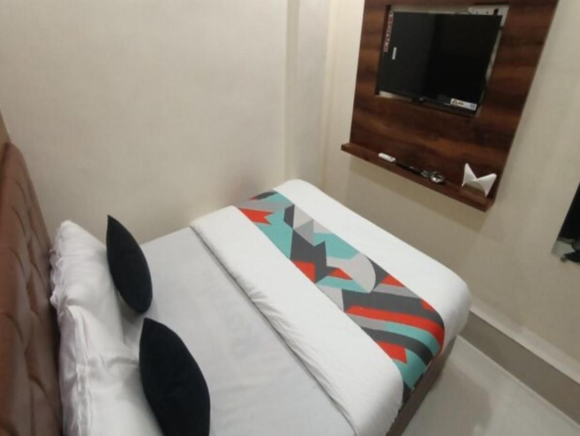 Glitz Lavender- Nr International Airport Mumbai